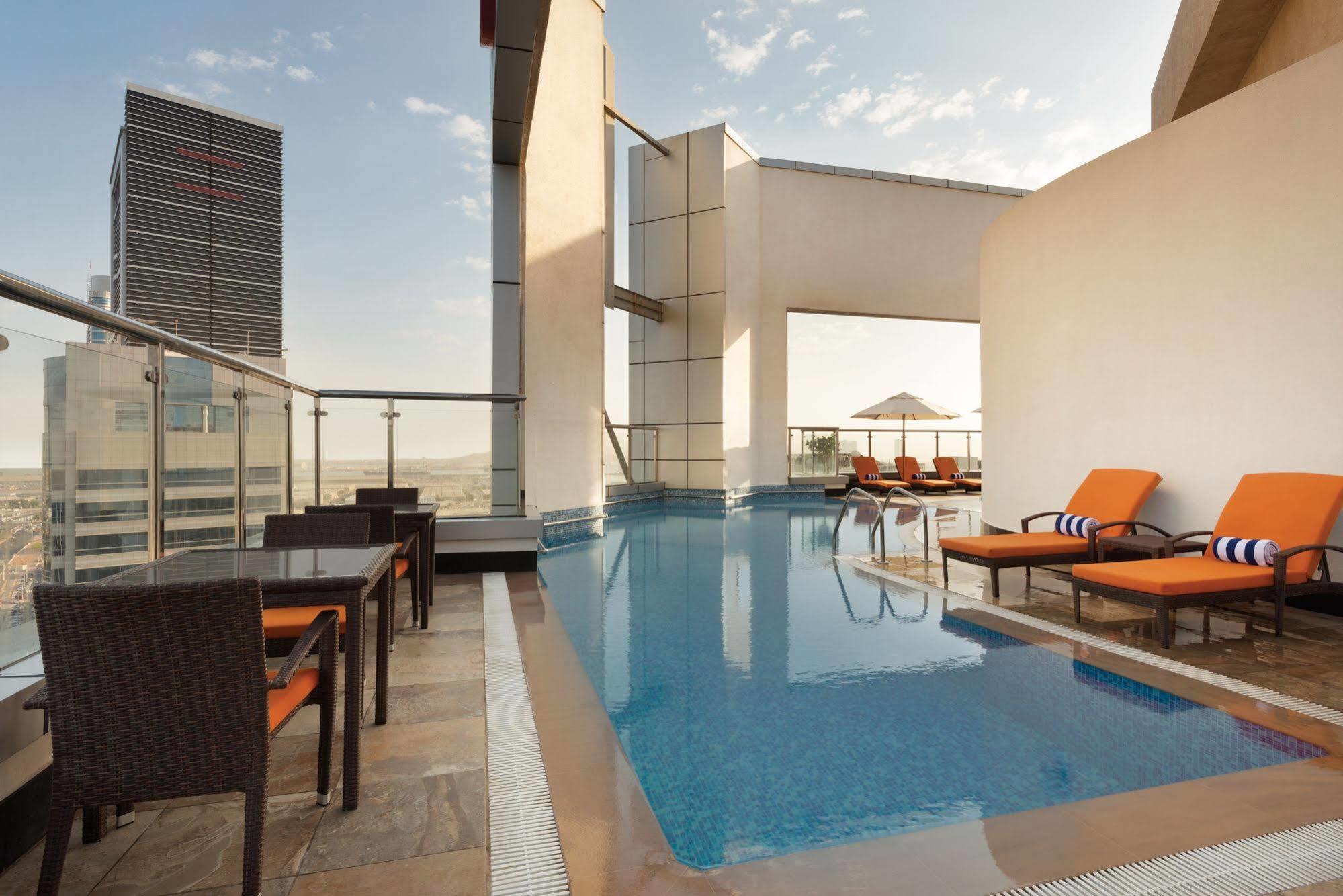 Hotel Ramada Abu Dhabi Corniche Exterior foto